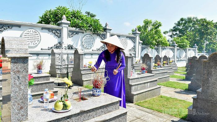 Đồng chí Lê Thị Kim Dung, Phó Bí thư Thường trực Tỉnh ủy thắp hương mộ liệt sĩ.