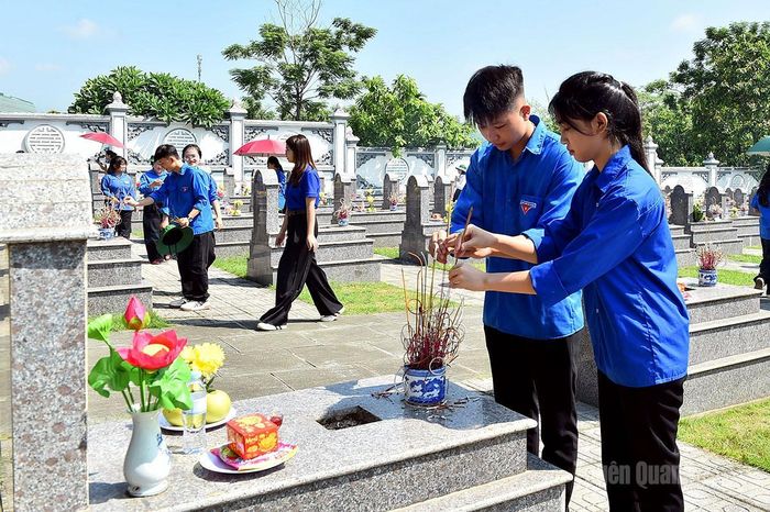Đoàn viên, thanh niên thắp hương mộ liệt sĩ.