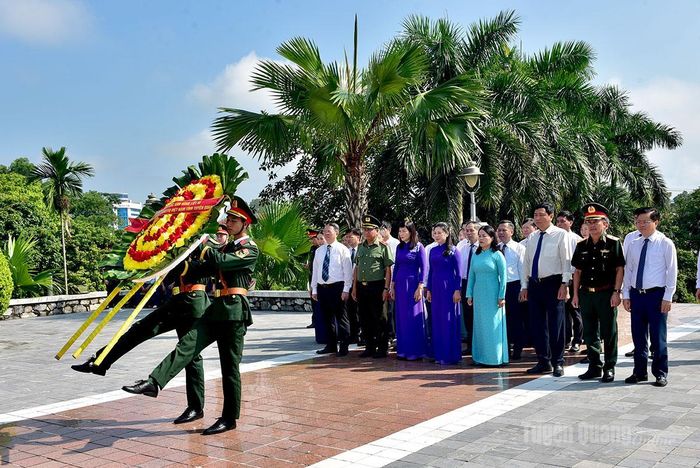 Đồng chí Phó Bí thư Thường trực Tỉnh ủy, Trưởng đoàn ĐBQH tỉnh Lê Thị Kim Dung và các đại biểu dâng hương, dâng hoa hoa tưởng niệm các Anh hùng liệt sĩ tại Đài tưởng niệm các Anh hùng liệt sĩ tỉnh.