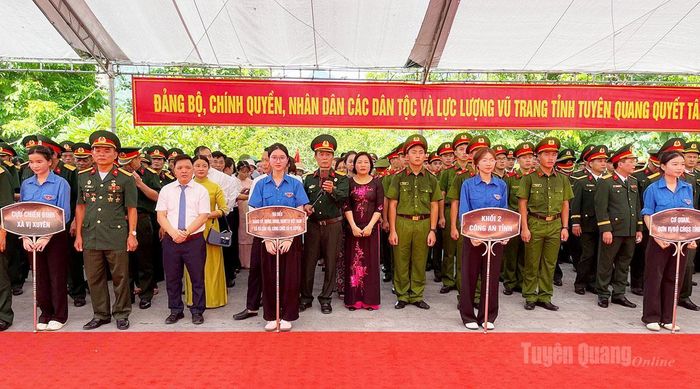 Các Đoàn tham dự Lễ truy điệu và an táng HCLS. Ảnh: Thảo Nguyên