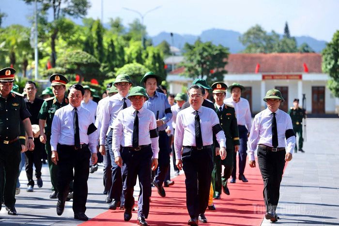 Các đồng chí lãnh đạo Đảng, Nhà nước, lãnh đạo tỉnh di chuyển đến tượng đài Tổ quốc ghi công thực hiện Lễ truy điệu các liệt sĩ. Ảnh: Duy Tuấn