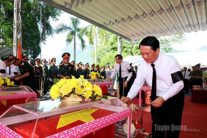 Bí thư Tỉnh ủy Hầu A Lềnh thắp hương tri ân các Anh hùng liệt sĩ. Ảnh: Thanh Nghị