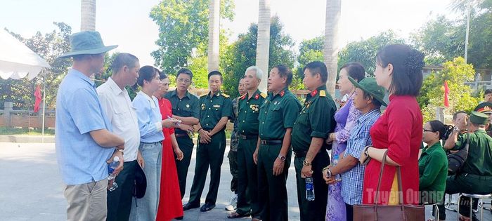 Gia đình Cựu chiến binh Nguyễn Duy Lượng, tỉnh Phú Thọ xúc động chia sẻ với phóng viên về hành trình 35 năm đi tìm hài cốt anh trai là Liệt sĩ Nguyễn Văn Lương, hy sinh trên điểm cao A5, xã Thanh Thủy. Ảnh: Thanh Thủy