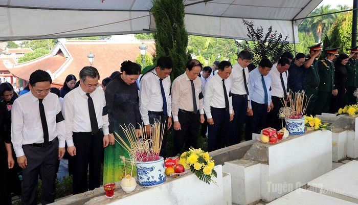 Các đồng chí lãnh đạo Đảng, Nhà nước, lãnh đạo tỉnh thành kính tiễn đưa các liệt sĩ về nơi an nghỉ. Ảnh: Thanh Nghị