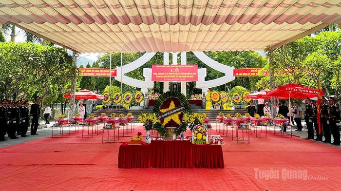 Không gian linh thiêng diễn ra Lễ truy điệu và an táng các AHLS. Ảnh: Thảo Nguyên