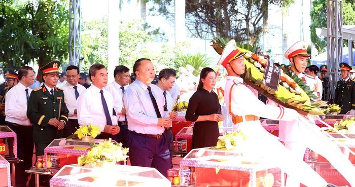 Đoàn đại biểu tỉnh dâng hoa, dâng hương tưởng nhớ các Anh hùng liệt sĩ. Ảnh: Duy Tuấn