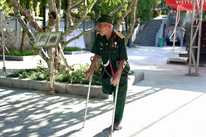 Người lính năm xưa đến tiễn đưa đồng đội. Ảnh: Diệu Linh
