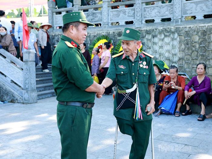 Người thương binh gặp lại đồng đội đã giúp đỡ mình nơi chiến trường xưa tại buổi lễ. Ảnh: Minh Châu