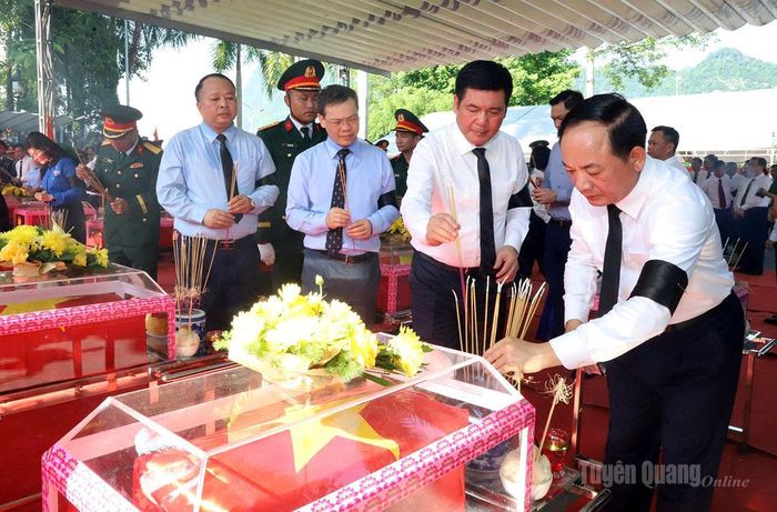 Đồng chí Trịnh Văn Quyết, Ủy viên Bộ Chính trị, Bí thư Trung ương Đảng, Trưởng ban Tuyên giáo và Dân vận Trung ương thắp hương tri ân các Anh hùng liệt sĩ. Ảnh: Thanh Nghị