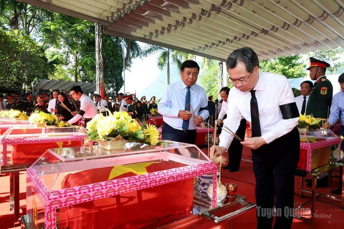Trưởng ban Chính sách chiến lược Trung ương Nguyễn Thanh Nghị thắp hương tri ân các Anh hùng liệt sĩ. Ảnh: Thanh Nghị