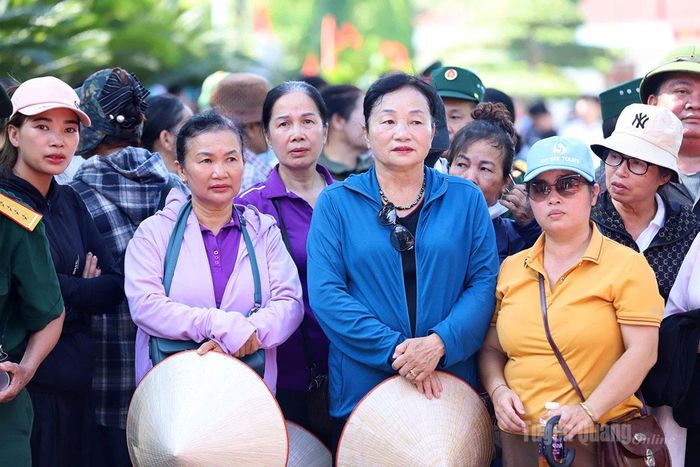 Đông đảo người dân đến tiễn đưa các Anh hùng liệt sĩ. Ảnh: Duy Tuấn