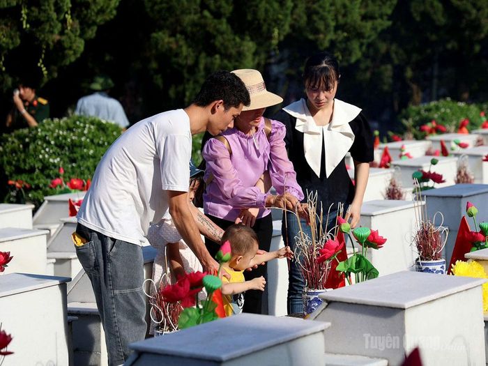 Chị Đàm Thị Thúy (xã Đông Thọ, tỉnh Tuyên Quang) lần đầu được thắp hương cho bố chồng là liệt sĩ hy sinh trong cuộc chiến đấu bảo vệ biên giới phía Bắc. Khi ông ngã xuống, con trai ông – chồng chị – chưa đầy một tuổi. Vì vậy, chị chỉ biết về ông qua những câu chuyện của gia đình. Ảnh: Minh Châu