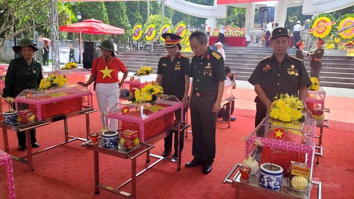 Các cựu chiến binh và người thân chuẩn bị tiễn các anh về với đất mẹ. Ảnh: Thanh Nghị