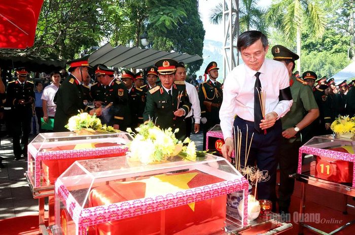 Ủy viên Bộ Chính trị, Giám đốc Học viện Chính trị quốc gia Hồ Chí Minh, Phó Chủ tịch Thường trực Hội đồng lý luận Trung ương Đoàn Minh Huấn thắp hương tri ân các Anh hùng liệt sĩ. Ảnh: Thanh Nghị