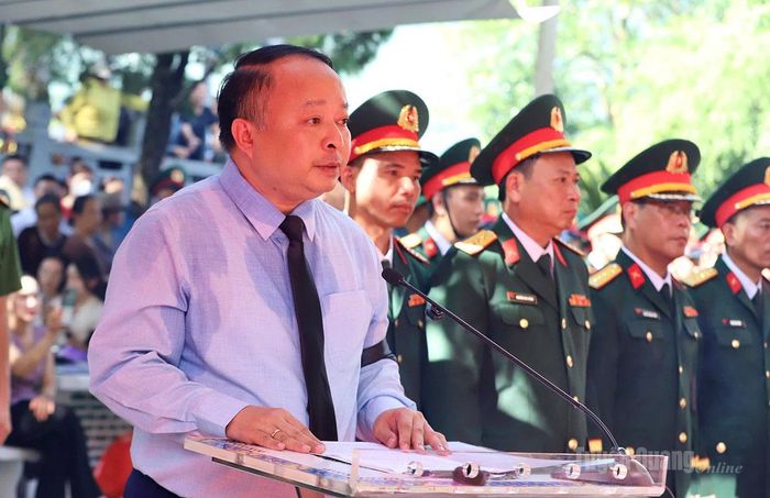 Chủ tịch UBND tỉnh Phan Huy Ngọc đọc Điếu văn truy điệu các liệt sĩ. Ảnh: Duy Tuấn