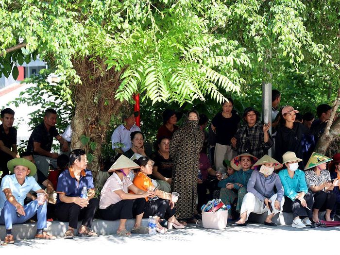 Dù thời tiết nắng gắt, đông đảo người dân vẫn tới tiễn đưa các Anh hùng liệt sĩ. Ảnh: Minh Châu