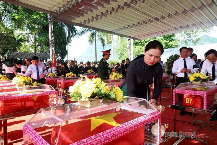 Phó Chủ tịch, Tổng Thư ký Ủy ban Trung ương MTTQ Việt Nam Hà Thị Nga thắp hương tri ân các Anh hùng liệt sĩ. Ảnh: Thanh Nghị