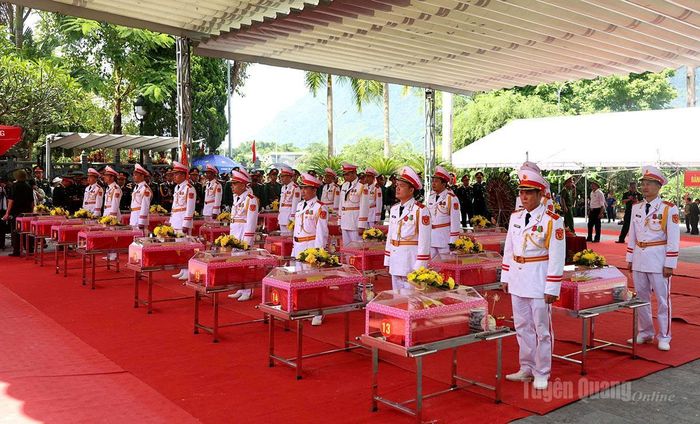 Không khí trang nghiêm, xúc động trước buổi lễ. Ảnh: Diệu Linh
