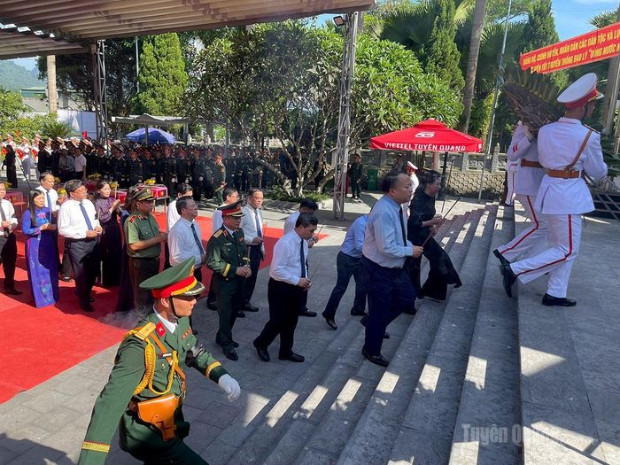 Đoàn đại biểu tỉnh dâng hoa, dâng hương tưởng nhớ các Anh hùng liệt sĩ. Ảnh: Thảo Nguyên