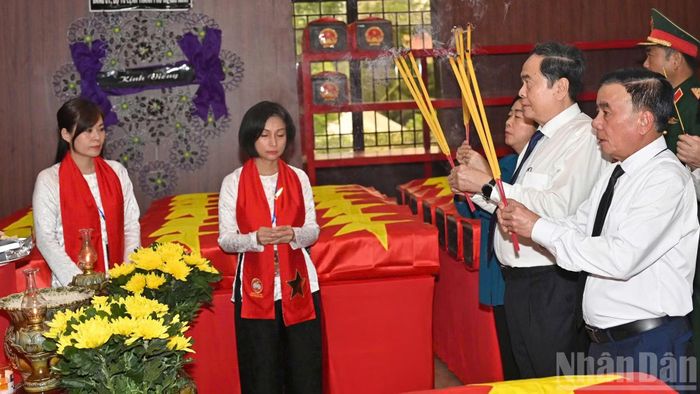 Tham gia đoàn còn có Ủy viên Bộ Chính trị, Thường trực Ban Bí thư Trần Cẩm Tú; Ủy viên Bộ Chính trị, Bí thư Trung ương Đảng, Chủ tịch Ủy ban Trung ương Mặt trận Tổ quốc Việt Nam Bùi Thị Minh Hoài; Ủy viên Trung ương Đảng, Phó Chủ tịch Quốc hội Nguyễn Khắc Định; Quyền Bộ trưởng Nội vụ Nguyễn Tiến Hải cùng lãnh đạo các bộ, ngành.