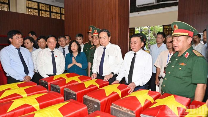Chủ tịch Quốc hội Trần Thanh Mẫn cùng đoàn công tác Trung ương đã đến dâng hoa, dâng hương các Anh hùng liệt sĩ và thăm, động viên lực lượng đang thực hiện nhiệm vụ tìm kiếm, quy tập hài cốt liệt sĩ.