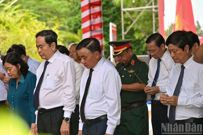 Trong không khí trang nghiêm và xúc động, Chủ tịch Quốc hội Trần Thanh Mẫn cùng các đại biểu đã dâng hoa, dâng hương tại Tượng đài cố Tổng Bí thư Trần Phú và Nhà bia tưởng nhớ các Anh hùng liệt sĩ trong cuộc Tổng tiến công và nổi dậy Xuân Mậu Thân 1968.