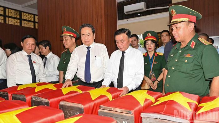 Đoàn công tác cũng đã đến thăm Nhà quàn hài cốt liệt sĩ, nơi thờ Anh hùng liệt sĩ Lê Thị Riêng.