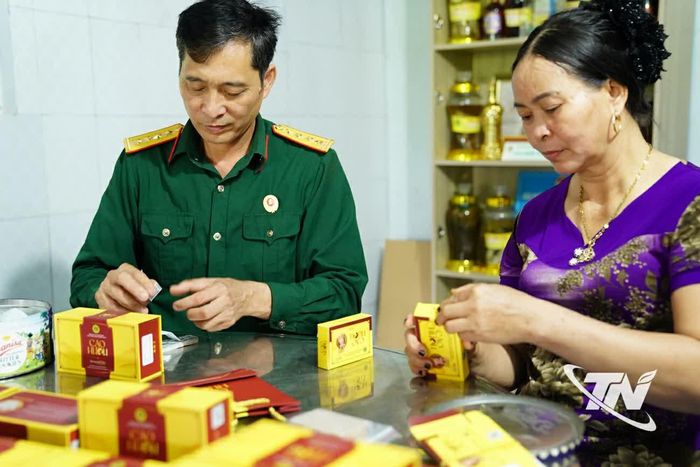 Ông Ngô Văn Hùng, Giám đốc HTX nuôi hươu cựu chiến binh Trọng Hùng, đóng gói sản phẩm cao hươu đạt OCOP 3 sao.