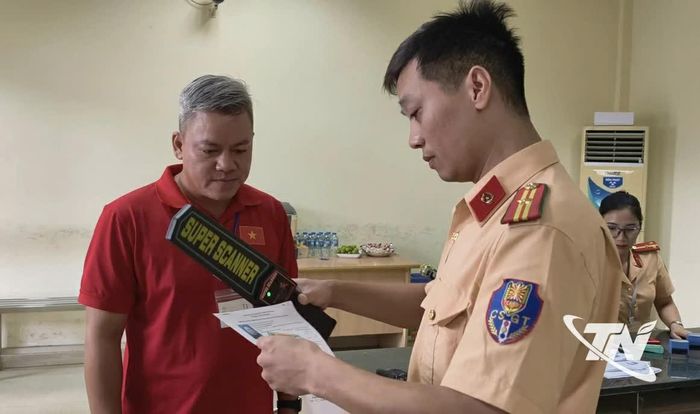 Sát hạch viên kiểm tra thông tin thí sinh trước phần thi lý thuyết.