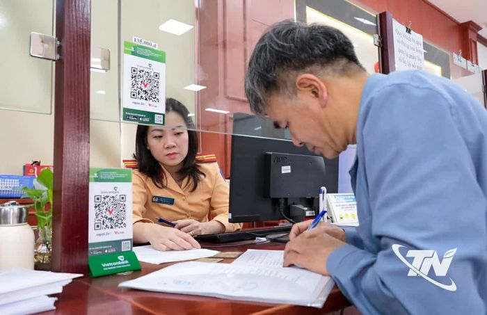 Cán bộ Phòng Cảnh sát giao thông Công an tỉnh hướng dẫn người dân thực hiện thủ tục hành chính tại Trung tâm Dịch vụ hành chính công.