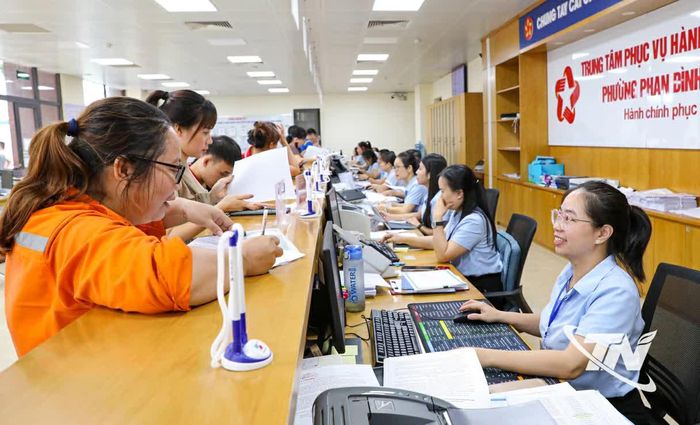 Cán bộ phường Phan Đình Phùng hướng dẫn người dân thực hiện thủ tục hành chính tại Trung tâm Dịch vụ hành chính công.