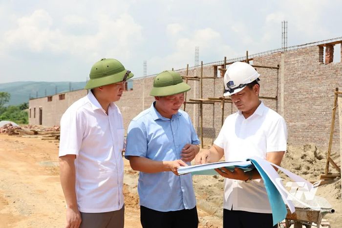 Cán bộ xã Phú Lương trao đổi, tháo gỡ khó khăn cho doanh nghiệp đầu tư dự án trên địa bàn.