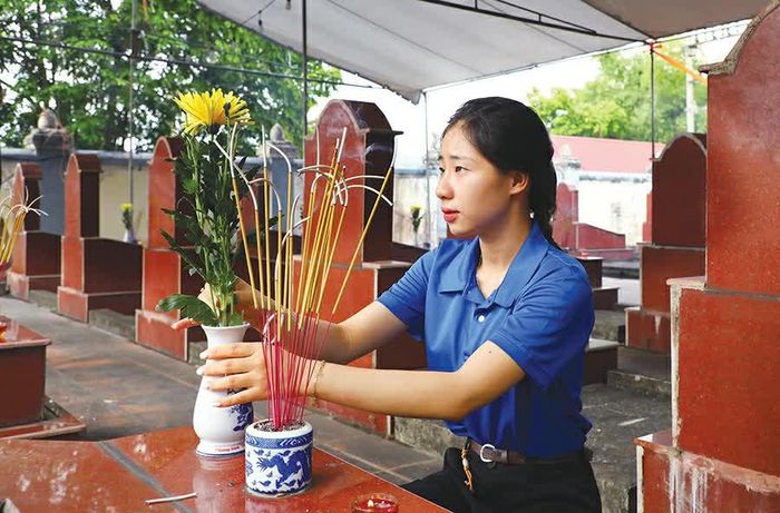 Đoàn viên thanh niên thực hiện các phần việc với lòng thành kính.