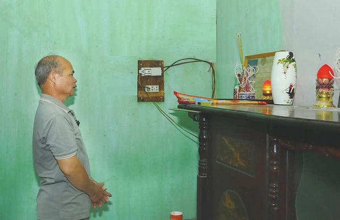 Ông Lương Đức Hoàng, xóm Phố Trào, xã Yên Trạch, bên bàn thờ người anh trai - Liệt sĩ Lương Văn Được.