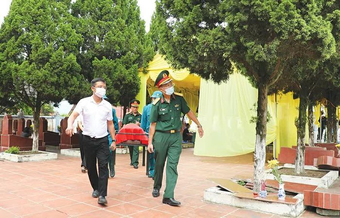 Sau khi hoàn thành việc lấy mẫu, các lực lượng làm nhiệm vụ thực hiện hoàn mộ trong không khí trang nghiêm, thành kính.