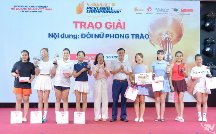 Đồng chí Vũ Duy Hoàng, Ủy viên Ban Thường vụ Tỉnh ủy, Phó Chủ tịch Thường trực Ủy ban MTTQ tỉnh. trao giải cho các vận động viên.