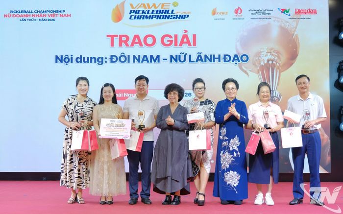Đại diện lãnh đạo Hội Nữ Doanh nhân Việt Nam trao giải nội dung Đôi nam nữ lãnh đạo.