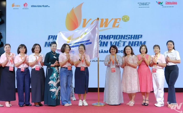 Hiệp hội Nữ doanh nhân Việt Nam trao Cờ đăng cai Giải Pickleball Nữ doanh nhân Việt Nam VAWE lần thứ III - năm 2027 cho Hội Nữ doanh nhân tỉnh Gia Lai.