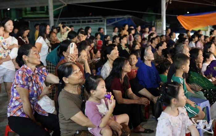 Các buổi biểu diễn thu hút đông đảo người dân địa phương đến xem.