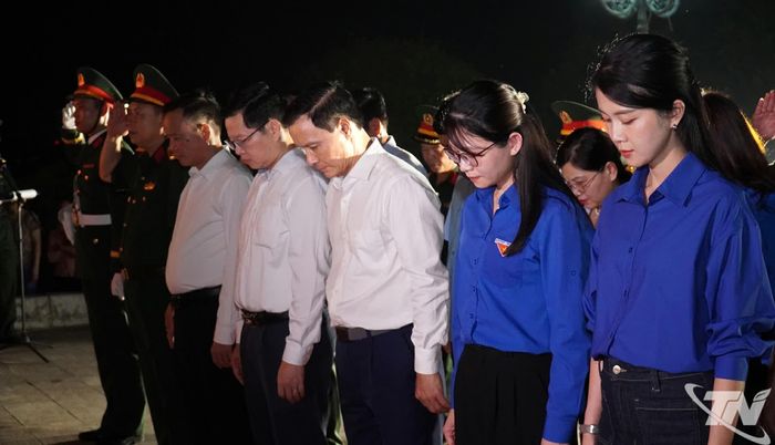 Các đồng chí lãnh đạo tỉnh và đại biểu tưởng niệm các Anh hùng liệt sĩ.