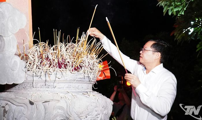 Đồng chí Đinh Quang Tuyên dâng hương tri ân các Anh hùng liệt sĩ.