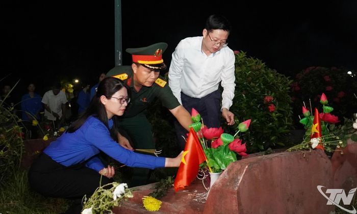 Đồng chí Đinh Quang Tuyên và các đại biểu thành kính thắp hương tri ân các Anh hùng, liệt sĩ.