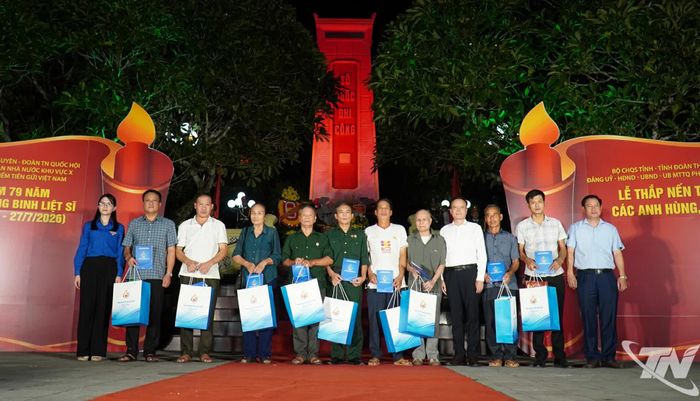 Ban Tổ chức chương trình trao 30 suất quà tri ân các gia đình thương binh, liệt sĩ, gia đình chính sách trên địa bàn phường Quyết Thắng.