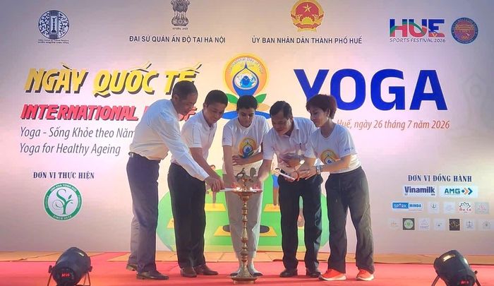 Thực hiện nghi thức thắp đèn tại Ngày quốc tế Yoga lần thứ XII