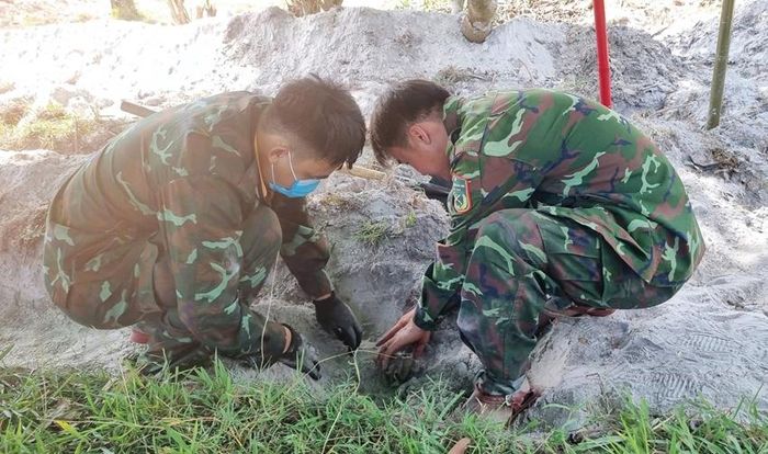  Tìm kiếm hài cốt liệt sĩ tại ga Hương Thủy.