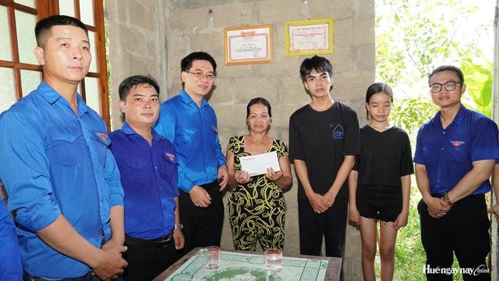 Đại diện Chi đoàn Báo và Phát thanh, Truyền hình Huế trao kinh phí hỗ trợ cho em Văn Đình Nhật Nam - em nuôi của chi đoàn. 