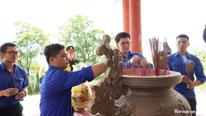 Tuổi trẻ Báo và Phát thanh, Truyền hình Huế cùng Đoàn phường Phong Điền dâng hương tại Di tích lịch sử dốc Ba Trục. 