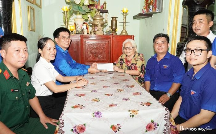 Thăm hỏi, trao quà cho bà Nguyễn Thị Hòa Bình, người có công với cách mạng tại phường Phong Điền. 