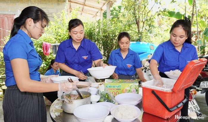 Chu đáo chuẩn bị từng phần ăn cho bữa cơm.