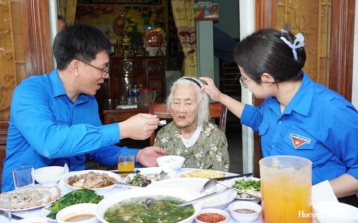 Bữa cơm sum vầy không chỉ mang đến sự ấm áp mà còn là dịp để tuổi trẻ bày tỏ lòng tri ân đối với Mẹ Việt Nam Anh hùng Nguyễn Thị Thúi. 